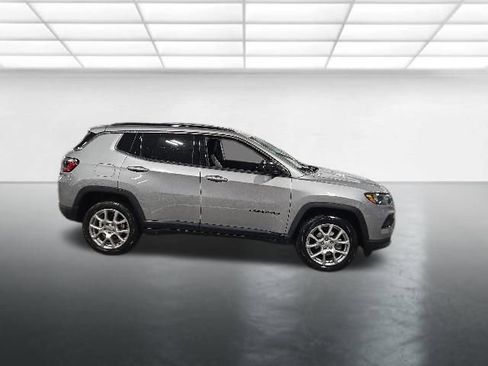 Used 2022 Jeep Compass Latitude AWD/4WD image 3