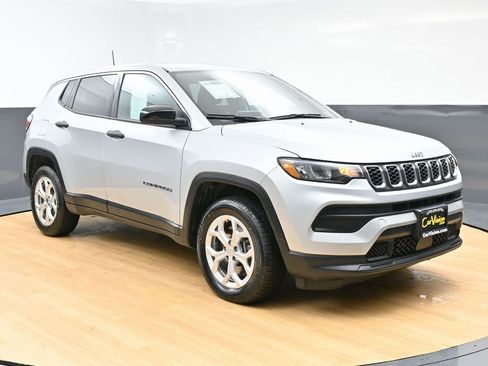 Used 2024 Jeep Compass Sport image 3