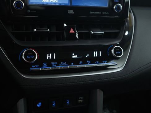 Used 2022 Toyota Corolla Cross XLE image 23