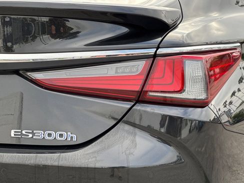 Used 2019 Lexus ES 300h w/ Accessory Package 2 image 27