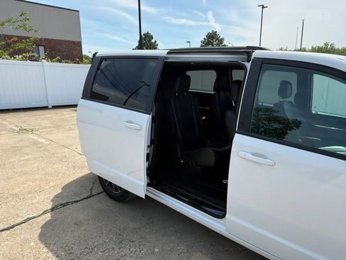 Used 2018 Dodge Grand Caravan SXT w/ Driver Convenience Group FWD image 23