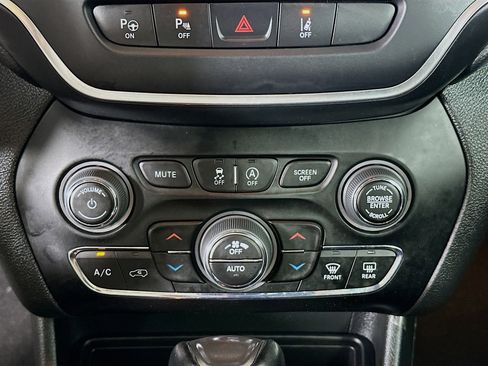 Used 2023 Jeep Cherokee Altitude Lux image 24