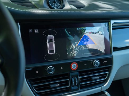 Certified 2025 Porsche Macan AWD/4WD image 29