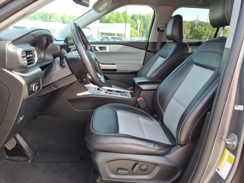 Used 2023 Ford Explorer XLT w/ Equipment Group 202A RWD image 3