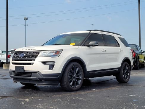Used 2018 Ford Explorer XLT w/ Equipment Group 202A AWD/4WD image 8