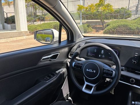 Used 2025 Kia Sportage LX FWD image 33