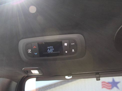 Used 2025 Chrysler Pacifica Pinnacle FWD image 12