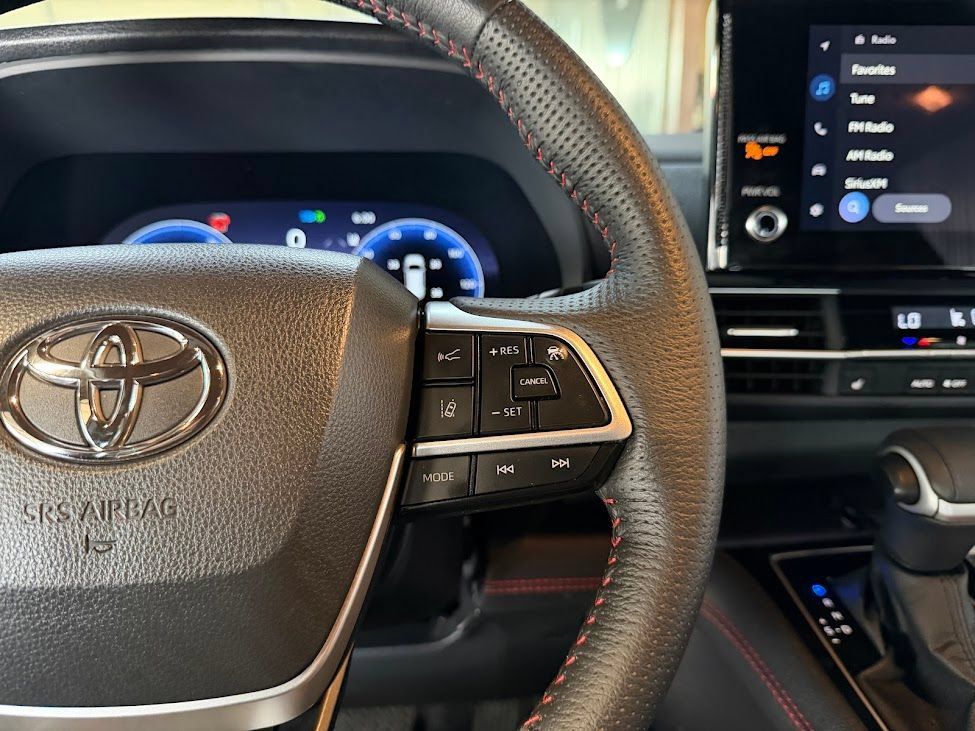 Used 2025 Toyota Sienna XSE AWD/4WD image 19