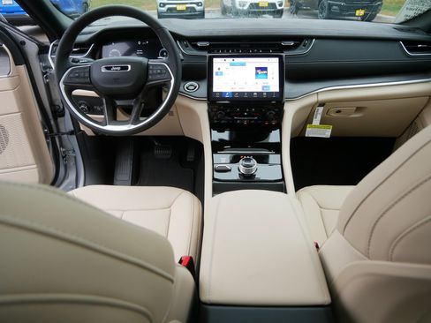 New 2025 Jeep Grand Cherokee Limited w/ Luxury Tech Group II image 6