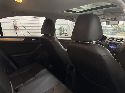 Used 2017 Volkswagen Jetta SE image 33