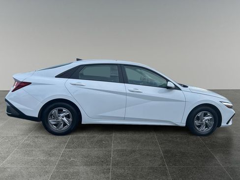 Certified 2025 Hyundai Elantra SE image 8