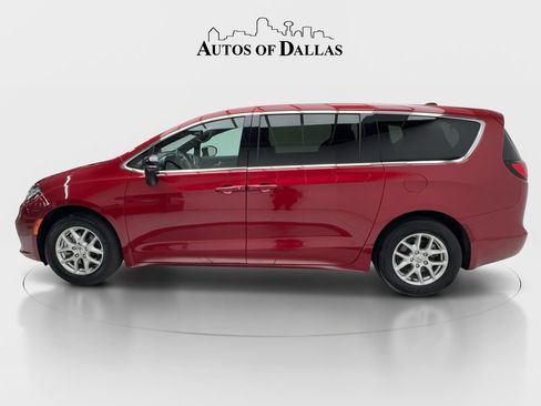 Used 2025 Chrysler Pacifica Select FWD image 5