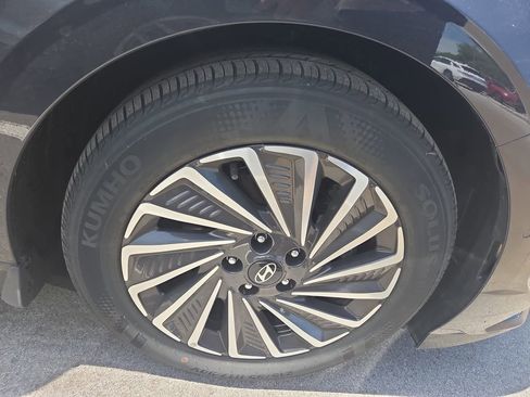 Certified 2025 Hyundai Sonata Limited FWD image 2