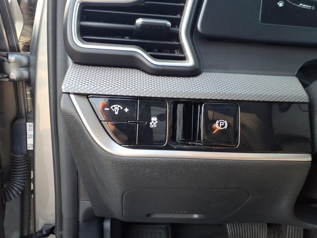 Used 2025 Kia Sportage LX AWD/4WD image 18