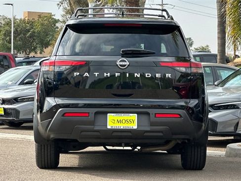 Used 2025 Nissan Pathfinder SV image 6