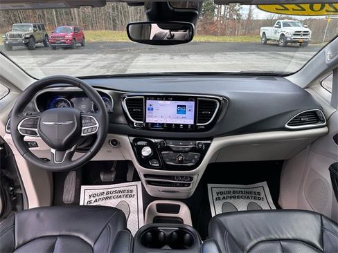 Used 2022 Chrysler Pacifica Touring-L image 12