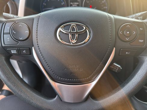 Used 2018 Toyota RAV4 LE FWD image 16