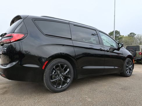 New 2026 Chrysler Pacifica Select image 3