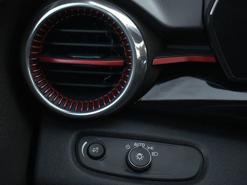 Used 2025 Chevrolet Trax RS w/ Sunroof Package image 24