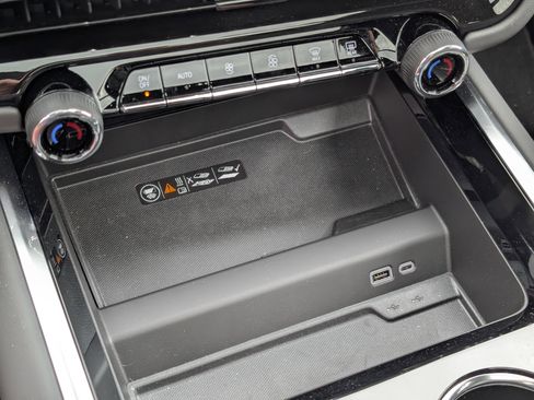 New 2025 Chevrolet Suburban Premier image 20