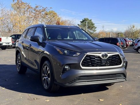 Used 2023 Toyota Highlander XLE image 3