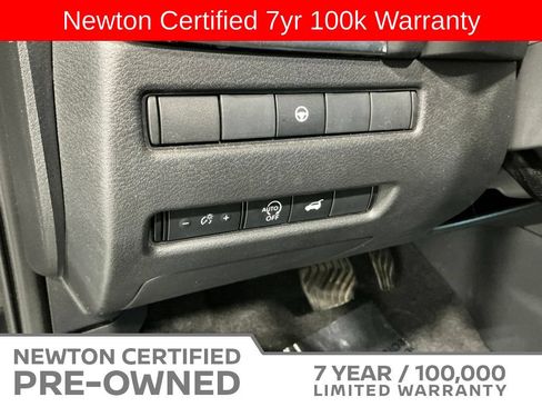 Used 2025 Nissan Rogue SV FWD image 33