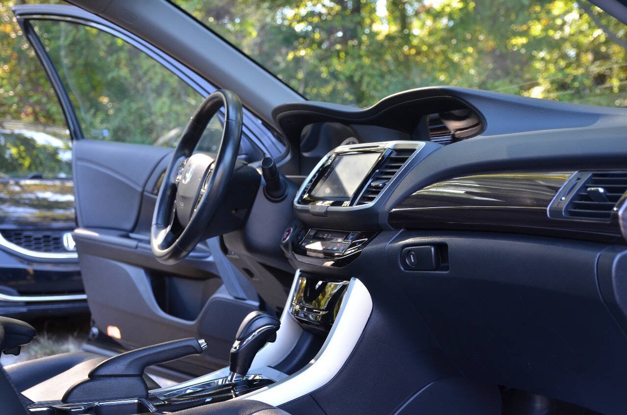 Used 2017 Honda Accord EX-L image 13