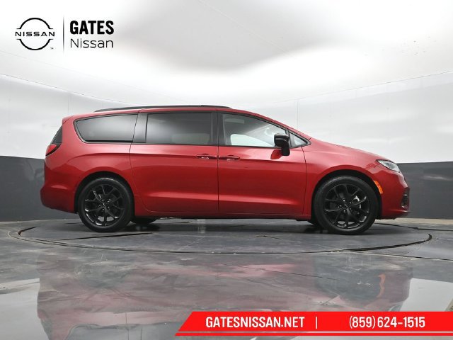 Used 2025 Chrysler Pacifica Limited FWD image 44