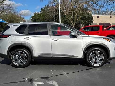 Used 2024 Nissan Rogue SV image 2