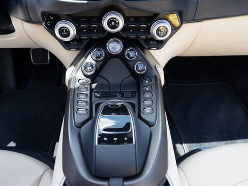 Used 2021 Aston Martin V8 Vantage Roadster RWD image 34
