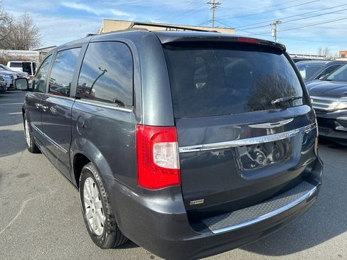Used 2014 Chrysler Town & Country Touring image 3