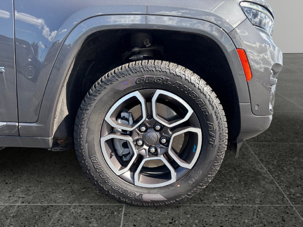 Used 2022 Jeep Grand Cherokee Summit w/ Advanced Protech Group IV AWD/4WD image 5