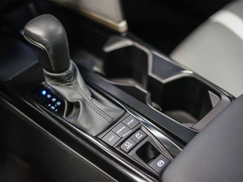 Used 2025 Toyota Camry SE image 22