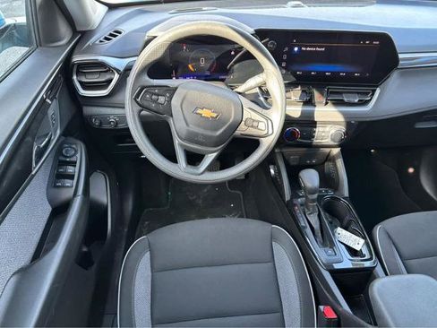 Used 2025 Chevrolet TrailBlazer LT AWD/4WD image 17