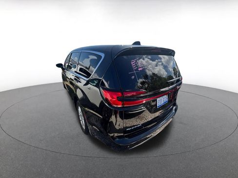 Used 2023 Chrysler Pacifica Touring-L image 5