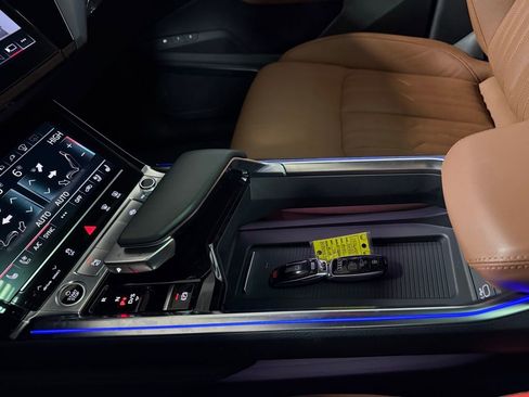 Used 2022 Audi e-tron Prestige w/ Prestige Package image 15