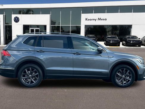 Used 2023 Volkswagen Tiguan SE w/ Panoramic Sunroof Package FWD image 3