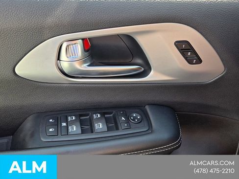 Used 2025 Chrysler Pacifica Limited FWD image 35