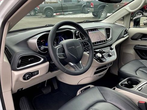 Used 2024 Chrysler Pacifica Select image 14