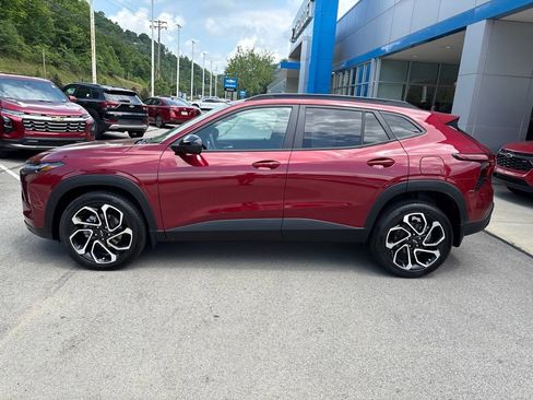 Certified 2024 Chevrolet Trax RS w/ Sunroof Package FWD image 2