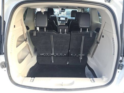 Certified 2024 Chrysler Pacifica Touring-L FWD image 27