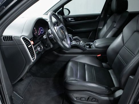 Certified 2023 Porsche Cayenne Platinum Edition w/ Assistance Package image 16