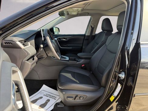 Used 2025 Toyota RAV4 XLE Premium image 9