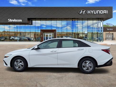 New 2026 Hyundai Elantra SE FWD image 2
