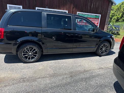 Used 2015 Dodge Grand Caravan SXT FWD image 9