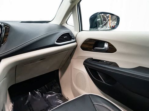 Used 2023 Chrysler Pacifica Limited FWD image 11