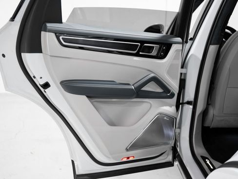 Used 2023 Porsche Cayenne GTS image 39