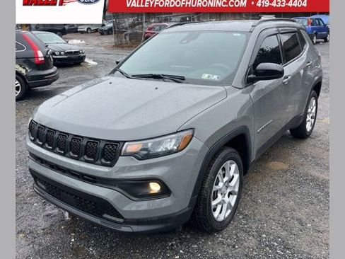 Used 2023 Jeep Compass Latitude image 1