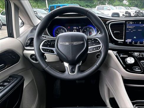 Used 2023 Chrysler Pacifica Limited FWD image 18