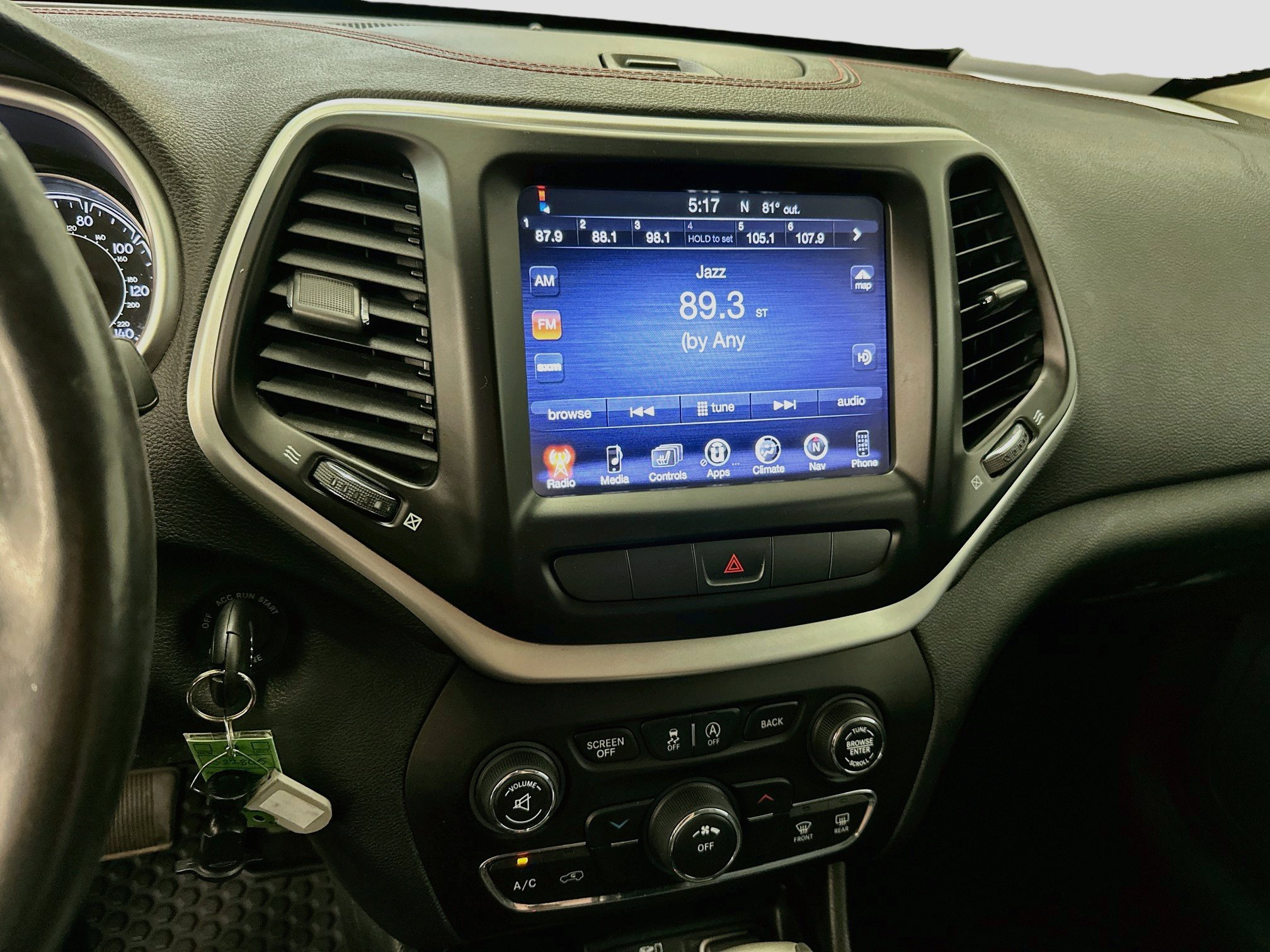 Used 2015 Jeep Cherokee Trailhawk w/ Cold Weather Group AWD/4WD image 26
